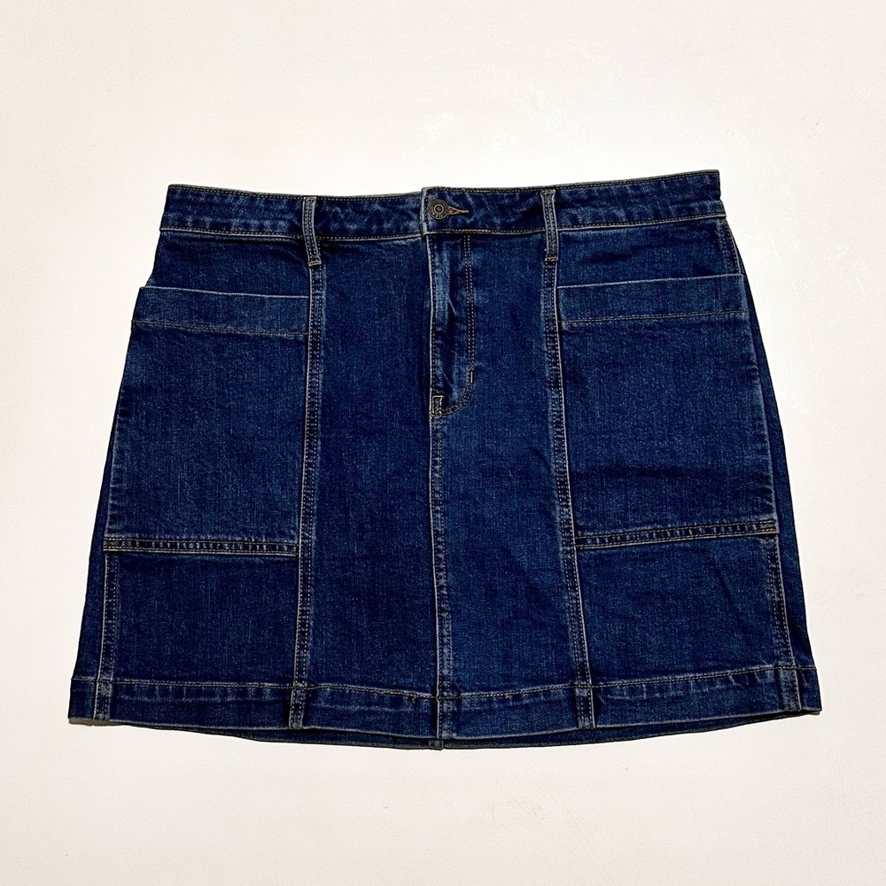 Women’s Old Navy mini Jean skirt with long front pockets